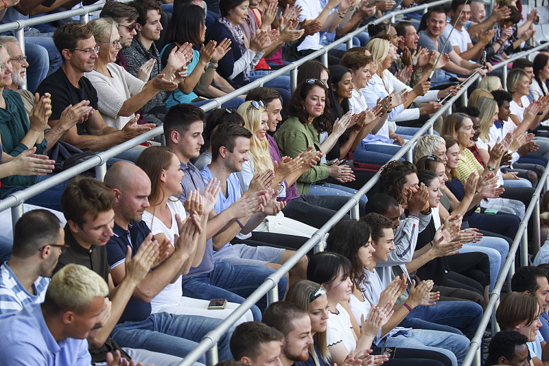 纳达尔迎来十赛季出色发挥，日本队观众热烈欢呼！